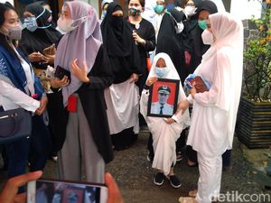 Putri Kapten Afwan Pilot Sriwijaya SJ182 Mengira Ayahnya Masih Terbang Putri Kapten Afwan Pilot Sriwijaya SJ182 Mengira Ayahnya Masih Terbang
