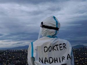 Tenaga Kesehatan di Indonesia Berjuang Antara Selamatkan Pasien dan Keluarga Sendiri
