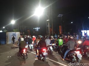 Truk Bermuatan Keramik Terguling, Jalan Mastrip Surabaya Dibuka Tutup