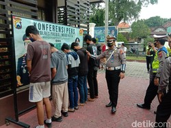 Viral Pengendara Tancap Gas Terjang Genangan Air, 6 ABG Menyerahkan Diri