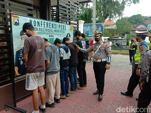 Begini Kelakuan 6 ABG yang Tancap Gas Terjang Genangan Air Begini Kelakuan 6 ABG yang Tancap Gas Terjang Genangan Air