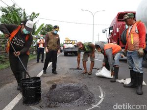 Wagub Emil Gercep Tanggapi Jalan Rusak yang Ditanami Pohon Pisang di Jombang Wagub Emil Gercep Tanggapi Jalan Rusak yang Ditanami Pohon Pisang di Jombang