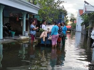 Hampir Sebulan, Warga di Lamongan Ini Hidup Dikelilingi Banjir