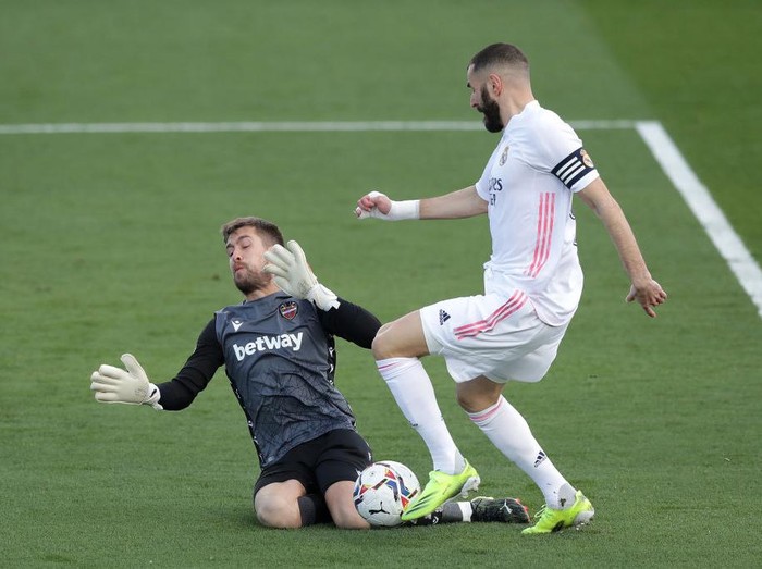 MADRID, SPAIN - JANUARY 30: Karim Benzema of Real Madrid is challenged by Aitor Fernandez of Levante UD during the La Liga Santander match between Real Madrid and Levante UD at Estadio Alfredo Di Stefano on January 30, 2021 in Madrid, Spain. Sporting stadiums around Spain remain under strict restrictions due to the Coronavirus Pandemic as Government social distancing laws prohibit fans inside venues resulting in games being played behind closed doors. (Photo by Gonzalo Arroyo Moreno/Getty Images)
