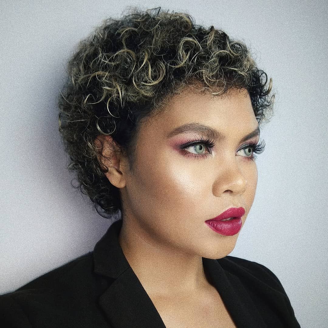 Pakai lipstik warna ungu? Kenapa tidak? Liv Junkie membuktikan apa pun warna kulitmu, kamu bisa pakai makeup warna apa saja. Yang terpenting adalah percaya diri, maka kamu akan merasa nyaman tampil dengan look dan gaya apa pun. Source: instagram.com/lifnisanders