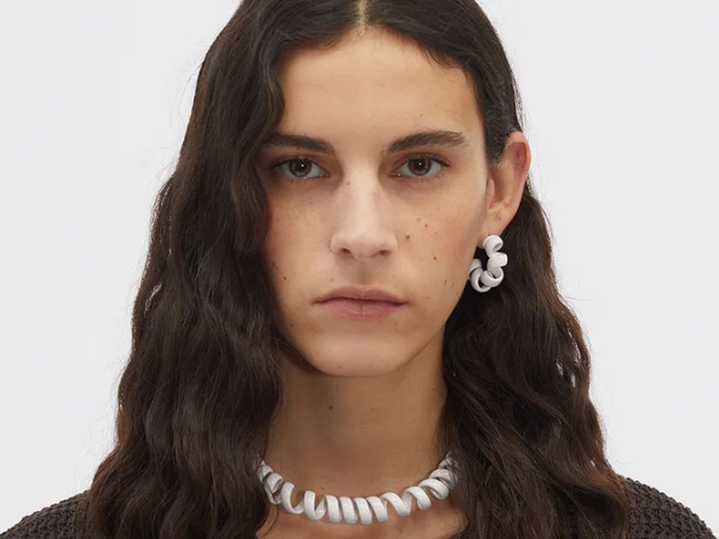 Bottega Veneta Rilis Kalung Rp 33 Juta Mirip Kabel Telepon, Netizen Geram Bottega Veneta Rilis Kalung Rp 33 Juta Mirip Kabel Telepon, Netizen Geram
