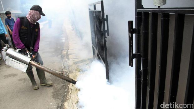 Selain COVID-19, demam berdarah jadi salah satu penyakit yang juga diwaspadai masyarakat. Upaya cegah demam berdarah pun dilakukan, seperti halnya di Depok ini.