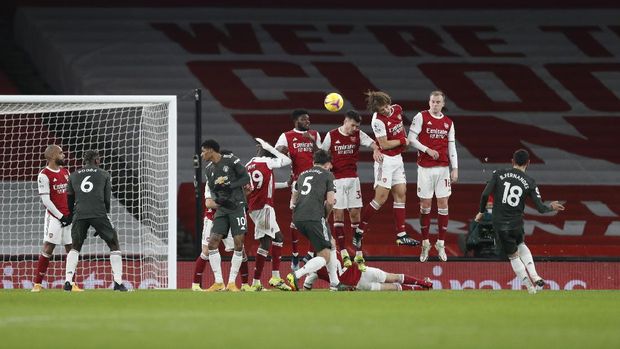 Soccer Football - Premier League - Arsenal v Manchester United - Emirates Stadium, London, Britain - January 30, 2021 Manchester United's Bruno Fernandes shoots at goal from a free kick Pool via REUTERS/Alastair Grant EDITORIAL USE ONLY. No use with unauthorized audio, video, data, fixture lists, club/league logos or 'live' services. Online in-match use limited to 75 images, no video emulation. No use in betting, games or single club /league/player publications.  Please contact your account representative for further details.