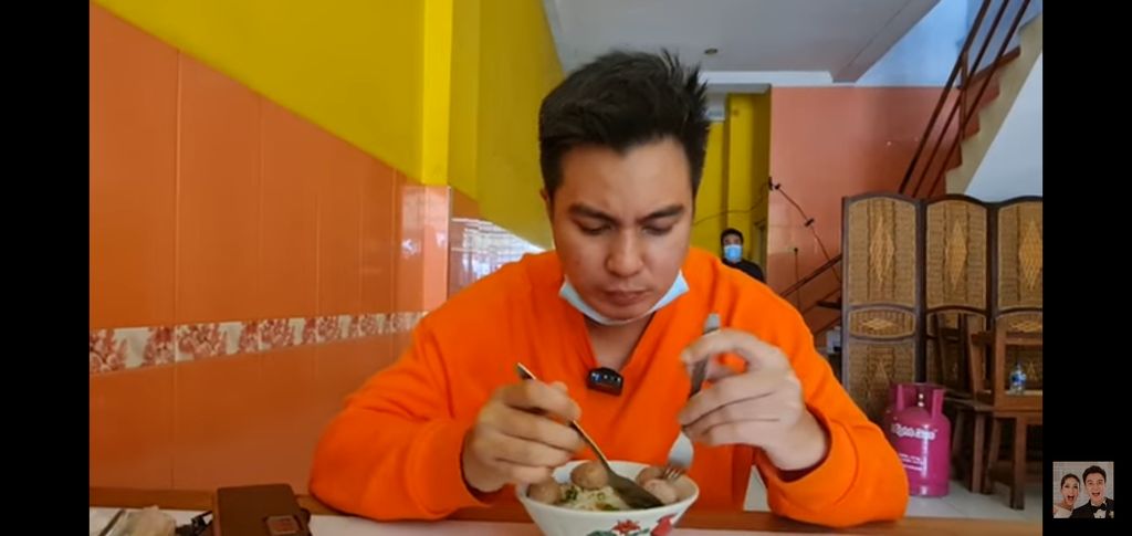 Baim Wong Cicip Bakso yang Viral dan Sepi Karena Dinilai Jelek Oleh Tiktoker