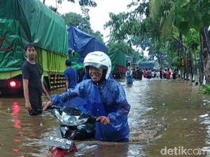 Banjir di Banyuwangi, Akses Menuju Pantura Sempat Terputus Banjir di Banyuwangi, Akses Menuju Pantura Sempat Terputus