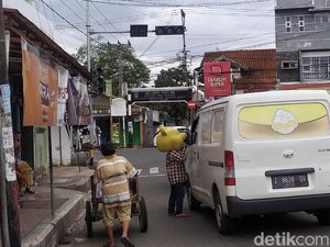 Usir Kebosanan di Tengah PJJ, Siwa Garut Jadi Pengamen Badut-Jualan Jagung