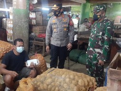 Cegah COVID-19, Kapolres-Dandim Jakbar Bagi-bagi Masker di Pasar Jembatan Lima