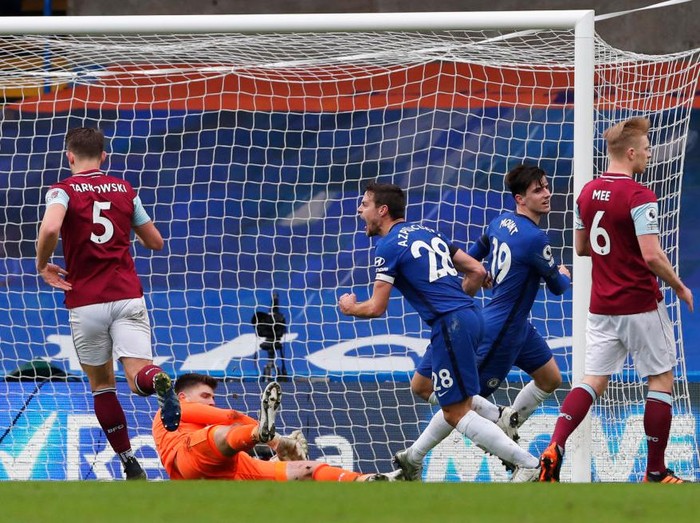 LONDON, ENGLAND - JANUARY 31: Cesar Azpilicueta of Chelsea celebrates after scoring their sides first goal past Nick Pope of Burnley during the Premier League match between Chelsea and Burnley at Stamford Bridge on January 31, 2021 in London, England. Sporting stadiums around the UK remain under strict restrictions due to the Coronavirus Pandemic as Government social distancing laws prohibit fans inside venues resulting in games being played behind closed doors. (Photo by Andrew Couldridge - Pool/Getty Images)