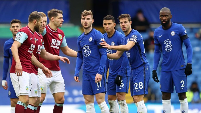 LONDON, ENGLAND - JANUARY 31: (L - R) Timo Werner, Thiago Silva, Cesar Azpilicueta and Antonio Rudiger of Chelsea prepare for a corner kick during the Premier League match between Chelsea and Burnley at Stamford Bridge on January 31, 2021 in London, England. Sporting stadiums around the UK remain under strict restrictions due to the Coronavirus Pandemic as Government social distancing laws prohibit fans inside venues resulting in games being played behind closed doors. (Photo by Julian Finney/Getty Images)