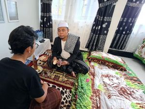 Melihat Kembali Praktik Reparasi Alat Vital Mak Erot di Sukabumi Melihat Kembali Praktik Reparasi Alat Vital Mak Erot di Sukabumi