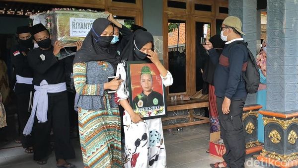 Duka Selimuti Pemakaman Kakak Beradik Korban Sriwijaya Air di Sragen