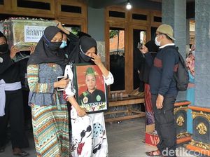 Duka Selimuti Pemakaman Kakak Beradik Korban Sriwijaya Air di Sragen Duka Selimuti Pemakaman Kakak Beradik Korban Sriwijaya Air di Sragen