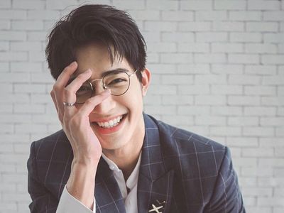 10 Potret Tampan Earth Pirapat, Pemeran Utama A Tale of Thousand Stars