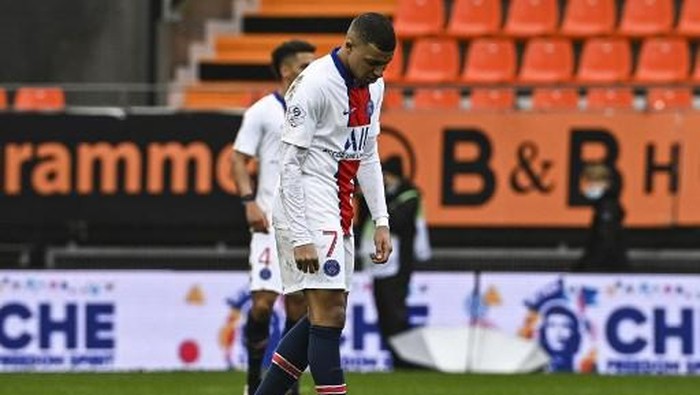 Paris Saint-Germains French forward Kylian Mbappe reacts at the end of the French L1 football match between FC Lorient and Paris Saint-Germain at the Stade Yves-Allainmat stadium, in Lorient, western France, on January 31, 2021. (Photo by DAMIEN MEYER / AFP)