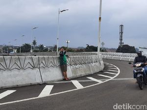 Bahaya Selfie Dibiarkan di Flyover Tapal Kuda Bahaya Selfie Dibiarkan di Flyover Tapal Kuda
