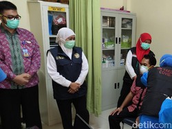 Gubernur Khofifah Pantau Vaksinasi COVID-19 di Sidoarjo