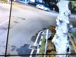 Hilang Kendali, Minibus Kecelakaan di Istora Senayan