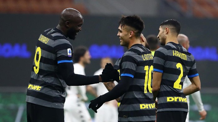 MILAN, ITALY - JANUARY 30: Romelu Lukaku of Internazionale celebrates with team mate Lautaro Martinez after scoring their sides third goal during the Serie A match between FC Internazionale  and Benevento Calcio at Stadio Giuseppe Meazza on January 30, 2021 in Milan, Italy. Sporting stadiums around Italy remain under strict restrictions due to the Coronavirus Pandemic as Government social distancing laws prohibit fans inside venues resulting in games being played behind closed doors. (Photo by Marco Luzzani/Getty Images)