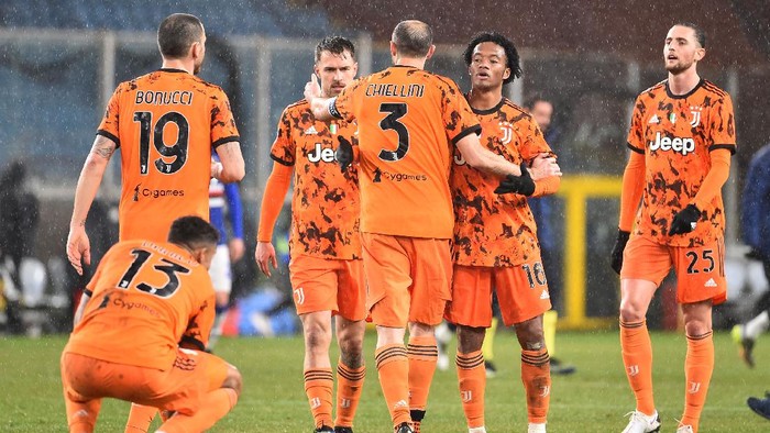 GENOA, ITALY JANUARY 30: Juventus players celebrate at the end of the Serie A match between UC Sampdoria and Juventus- Serie A at Stadio Luigi Ferraris on January 30, 2021 in Genoa, Italy. (Photo by Paolo Rattini/Getty Images)