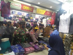 Cek Prokes di Pasar Tanah Abang, Kapolri-Panglima TNI Beri Masker ke Pedagang