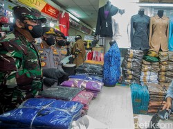 Momen Kapolri-Panglima TNI Tinjau Prokes di Pasar Tanah Abang