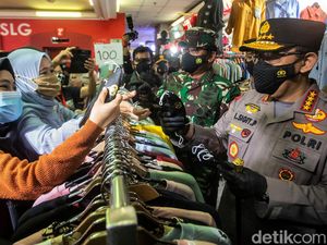 Kapolri-Panglima TNI Tinjau Penerapan Prokes di Pasar Tanah Abang