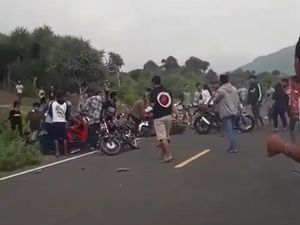 Viral Video Pembalap Liar Tabrak 2 Pengendara Motor di Jember