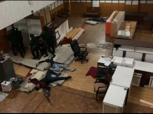 Kopassus Latihan di DPRD Cilegon, Bebaskan Sandera yang Ditawan Teroris