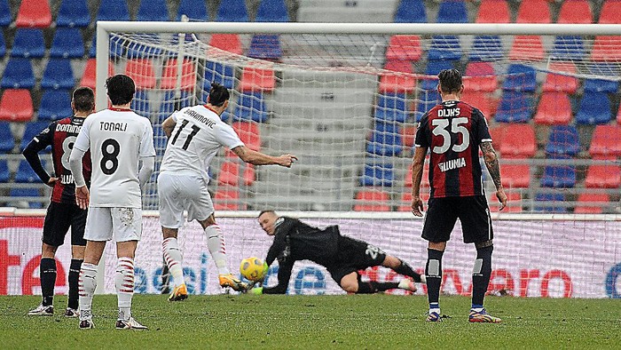 BOLOGNA, ITALY - JANUARY 30: Lukasz Skorupski goalkeeper of Bologna FC saves his goal on a penalty kicked by Zlatan Ibrahimovic of AC Milan during the Serie A match between Bologna FC  and AC Milan at Stadio Renato DallAra on January 30, 2021 in Bologna, Italy. (Photo by Mario Carlini / Iguana Press/Getty Images)
