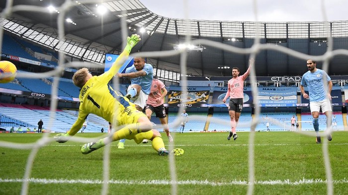 MANCHESTER, ENGLAND - JANUARY 30: Gabriel Jesus of Manchester City scores their sides first goal during the Premier League match between Manchester City and Sheffield United at Etihad Stadium on January 30, 2021 in Manchester, England. Sporting stadiums around the UK remain under strict restrictions due to the Coronavirus Pandemic as Government social distancing laws prohibit fans inside venues resulting in games being played behind closed doors. (Photo by Michael Regan/Getty Images)