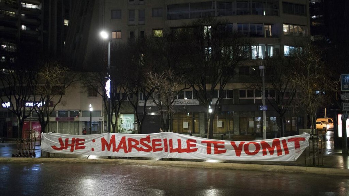 Protes fans Marseille di depan Stade de Velodrome (AP/Daniel Cole)
