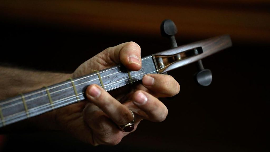 Melihat Lebih Dekat Pembuatan Alat Musik Tradisional Iran