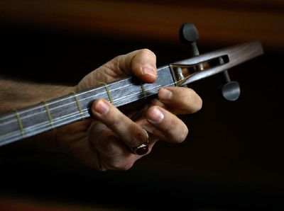 Melihat Lebih Dekat Pembuatan Alat Musik Tradisional Iran