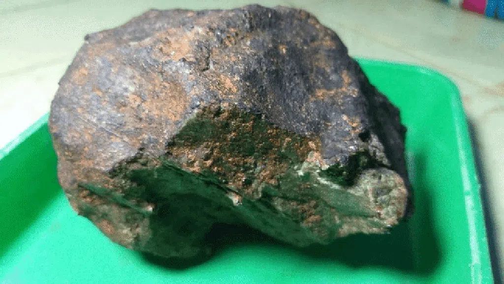 Melihat Lebih Dekat Meteorit yang Heboh Timpa Rumah Warga Lampung