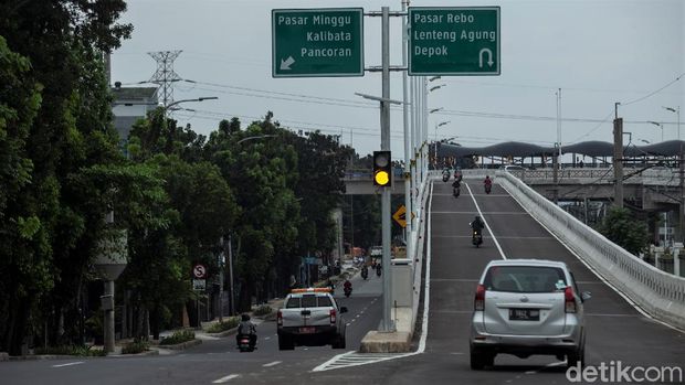 Flyover Tapal Kuda di wilayah Tanjung Barat dan Lenteng Agung mulai dibuka untuk uji coba. Proses uji coba akan dilakukan selama 3 hari ke depan.