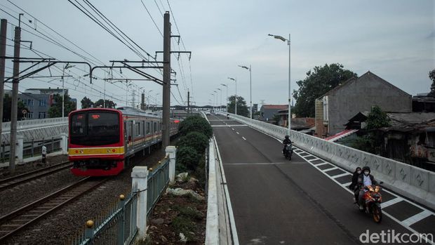 Flyover Tapal Kuda di wilayah Tanjung Barat dan Lenteng Agung mulai dibuka untuk uji coba. Proses uji coba akan dilakukan selama 3 hari ke depan.