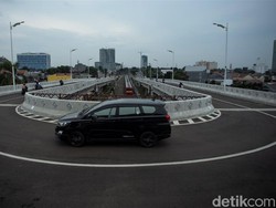 Duh! Pemotor Malah Lawan Arah di Flyover Tapal Kuda Jaksel
