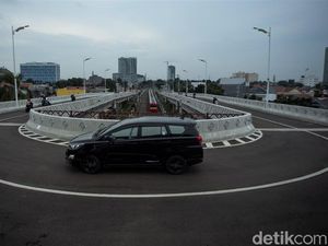 Duh! Pemotor Malah Lawan Arah di Flyover Tapal Kuda Jaksel Duh! Pemotor Malah Lawan Arah di Flyover Tapal Kuda Jaksel