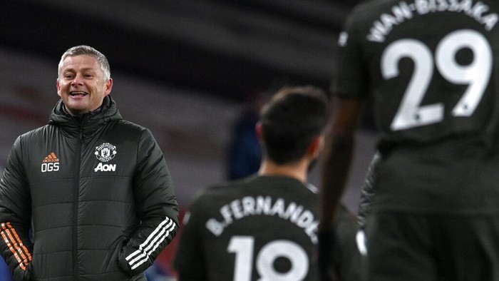 Manchester Uniteds manager Ole Gunnar Solskjaer, left, reacts during the English Premier League soccer match between Arsenal and Manchester United at the Emirates stadium in London, Saturday, Jan. 30, 2021. (Andy Rain/Pool via AP)