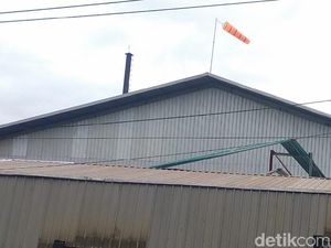 Warga Dua Kecamatan di Gresik Keluhkan Pencemaran Udara dari Pengolahan Oli