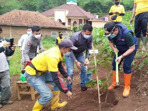 Pemkab Sumedang Lakukan Penghijauan di Lokasi Longsor Cimanggung