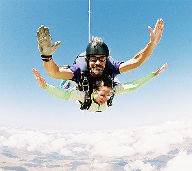 Pacu adrenaline Aries dengan melakukan sky diving.