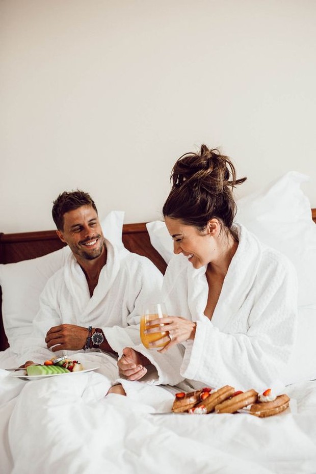 Pesan hotel atau villa untuk staycation di hari spesial mereka.