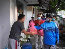 Polisi Bojonegoro Bersepeda Bersama Sambil Bagikan Paket Imun
