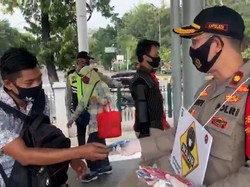 Cegah Penularan Corona, Polisi Bagikan 1.200 Masker di Pulogadung Jaktim